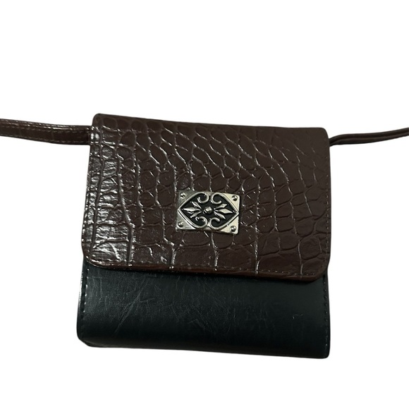 Like new Vegan leather mini crossbody wallet with detachable shoulder strap - Picture 2 of 9